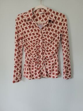 Button-Front Ruched Collared Shirt in Cream and Rust Print - By Design - Size S